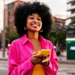 Una niña feliz al conseguir financiar su dispositivo móvil en África