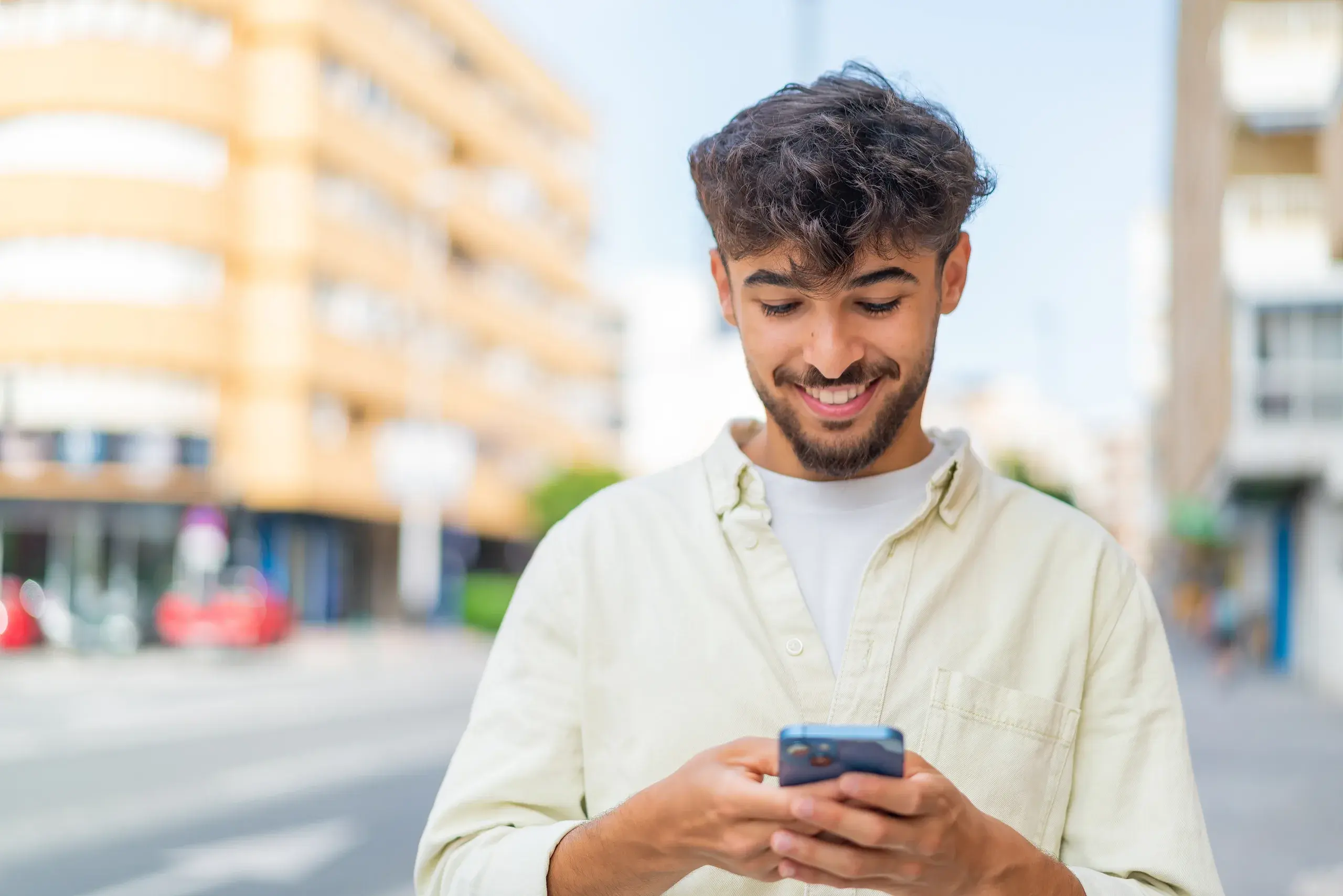 Un hombre feliz de ver el Futuro de las Cobranzas Predictivo, Proactivo, Preventivo